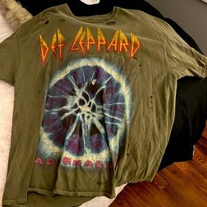 ****SOLD***Def leopard oversized tee